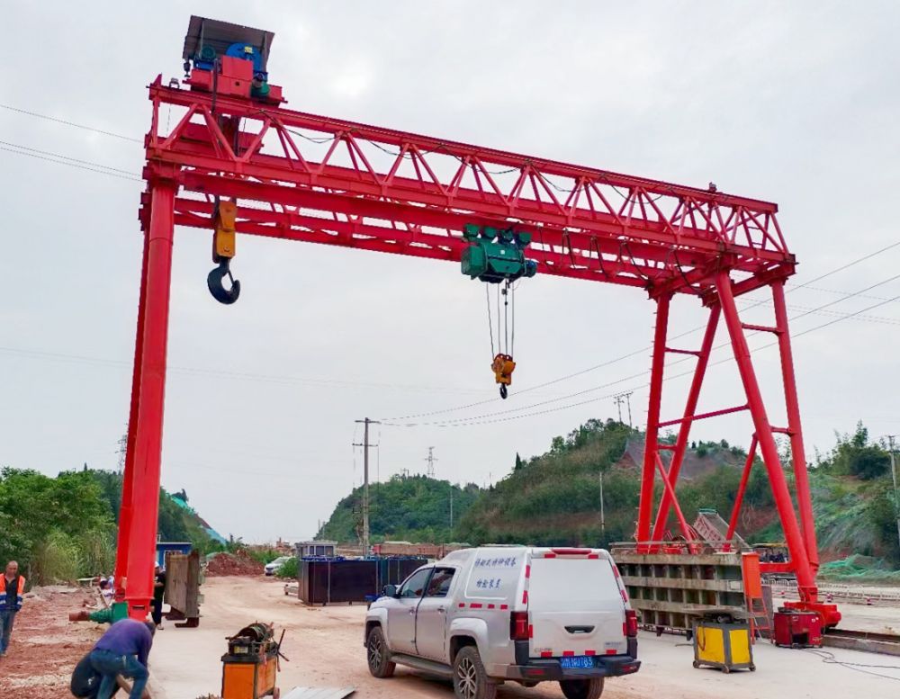 路橋門機(jī)、提梁機(jī)、梁場(chǎng)龍門吊、桁架雙梁門式起重機(jī)生產(chǎn)廠家安裝維修